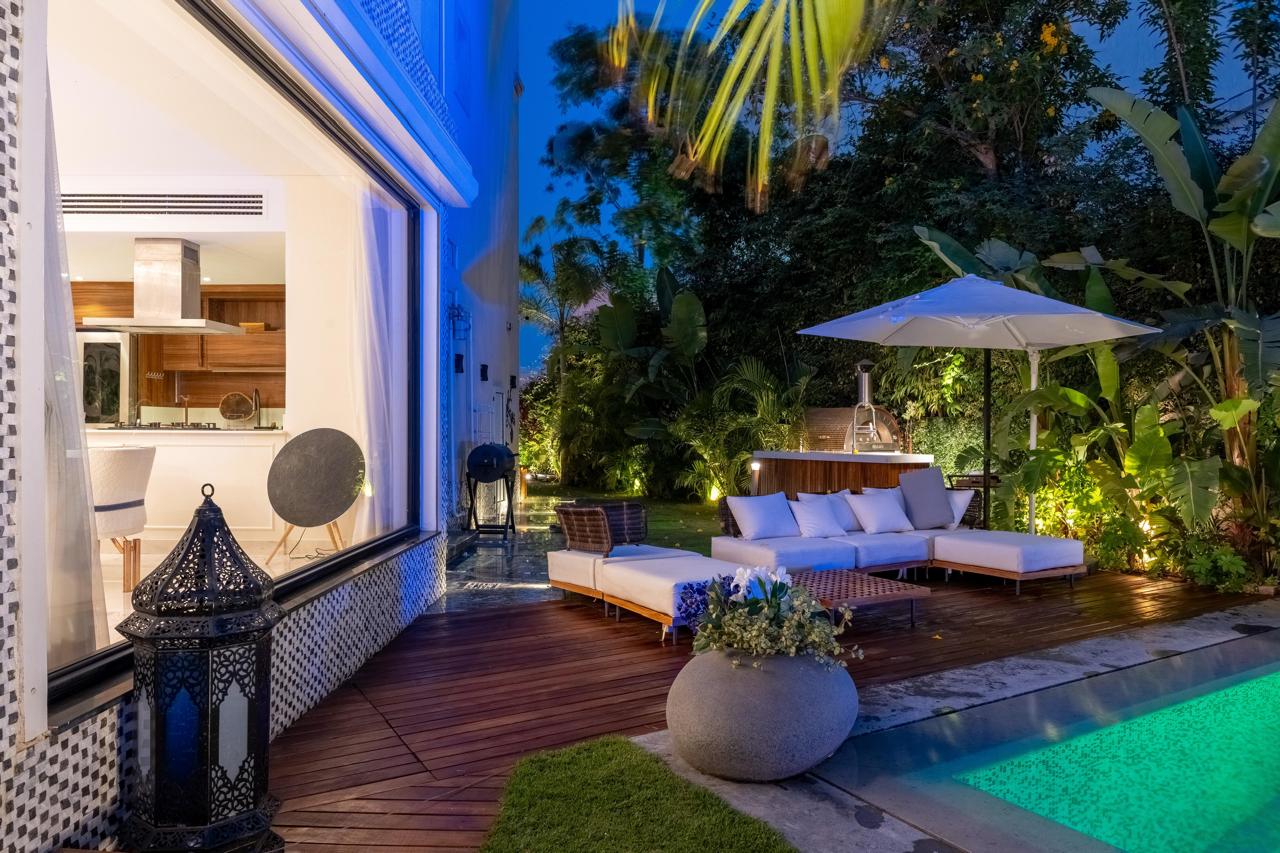 Terrasse en bois et salon extérieur de nuit