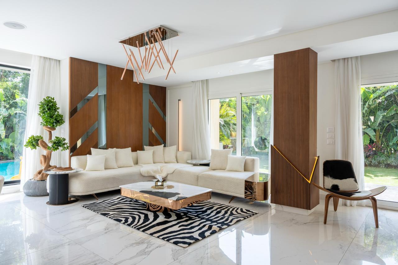 Salon design avec sol en marbre et lustre suspendu