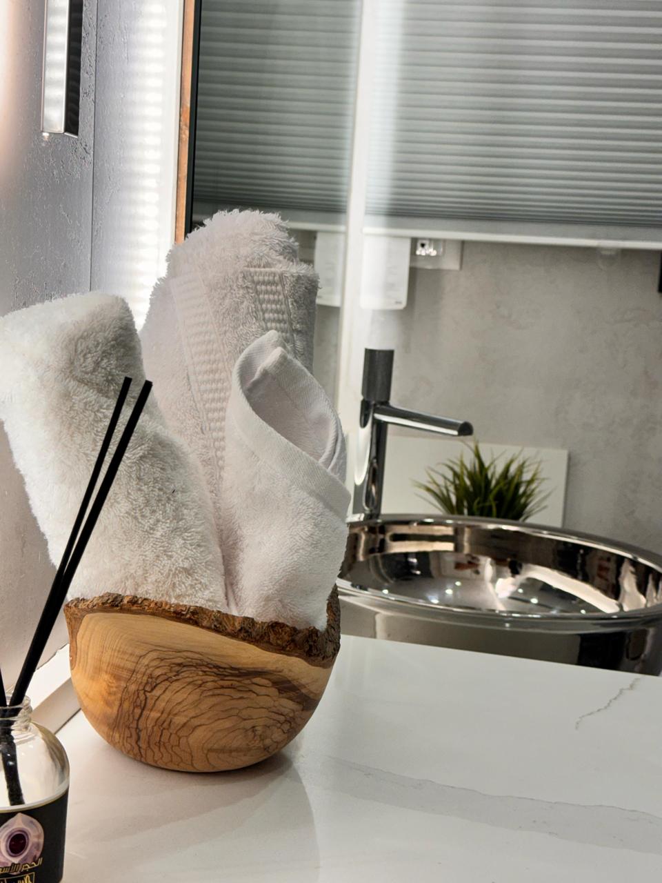Détails de salle de bain avec vasque et déco naturelle
