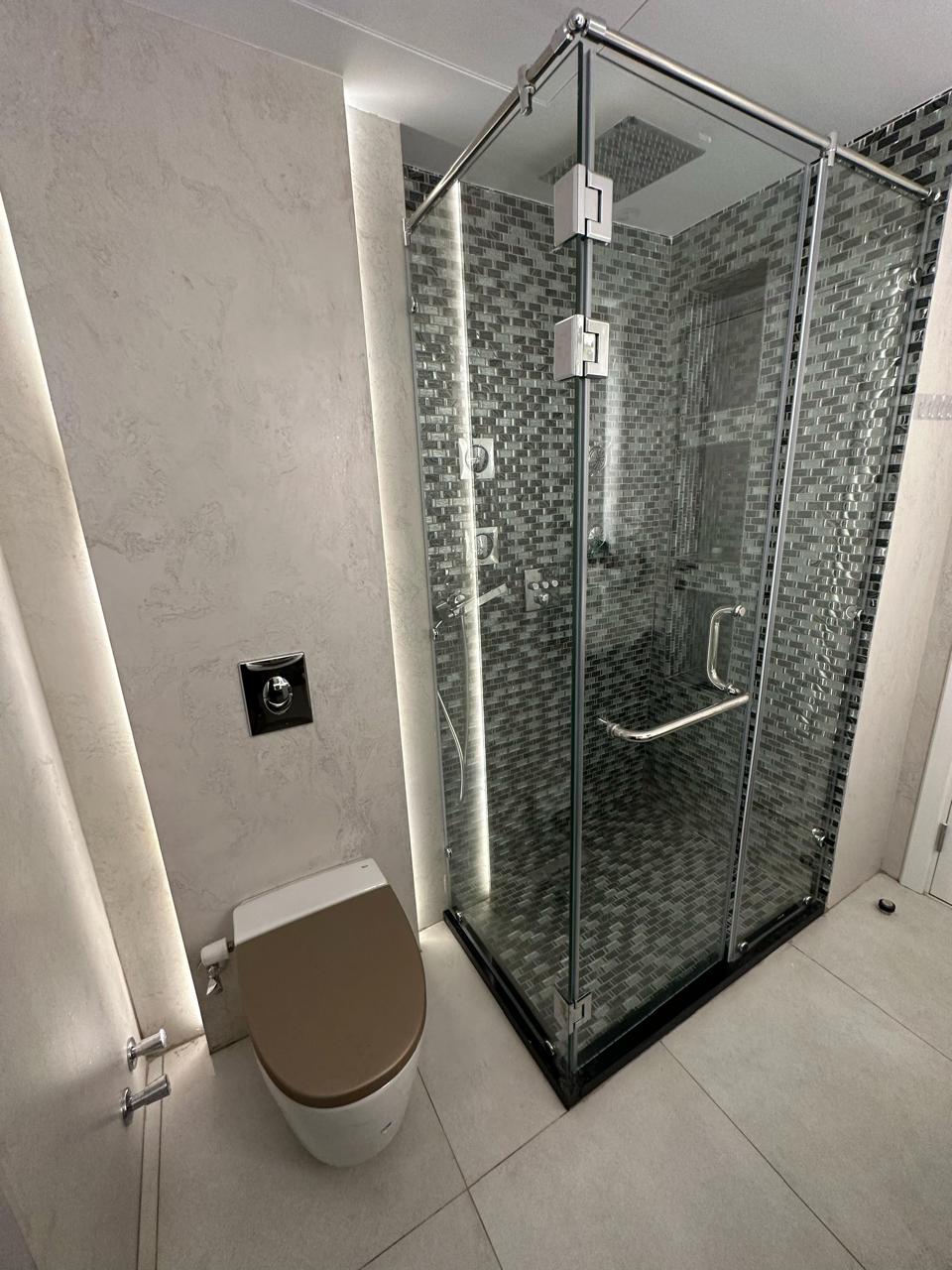 Salle de bain avec douche à l'italienne et mosaïque