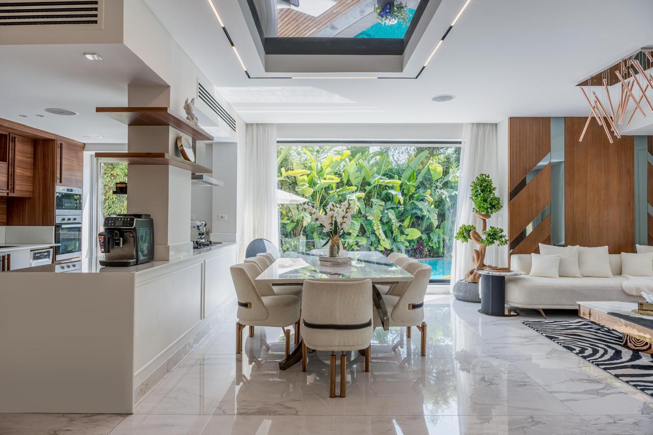 Salle à manger ouverte avec vue sur la piscine