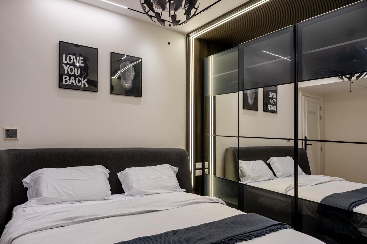 Chambre design avec dressing miroir et décoration graphique