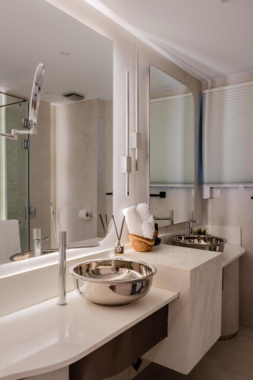 Salle de bain en marbre avec double vasque design