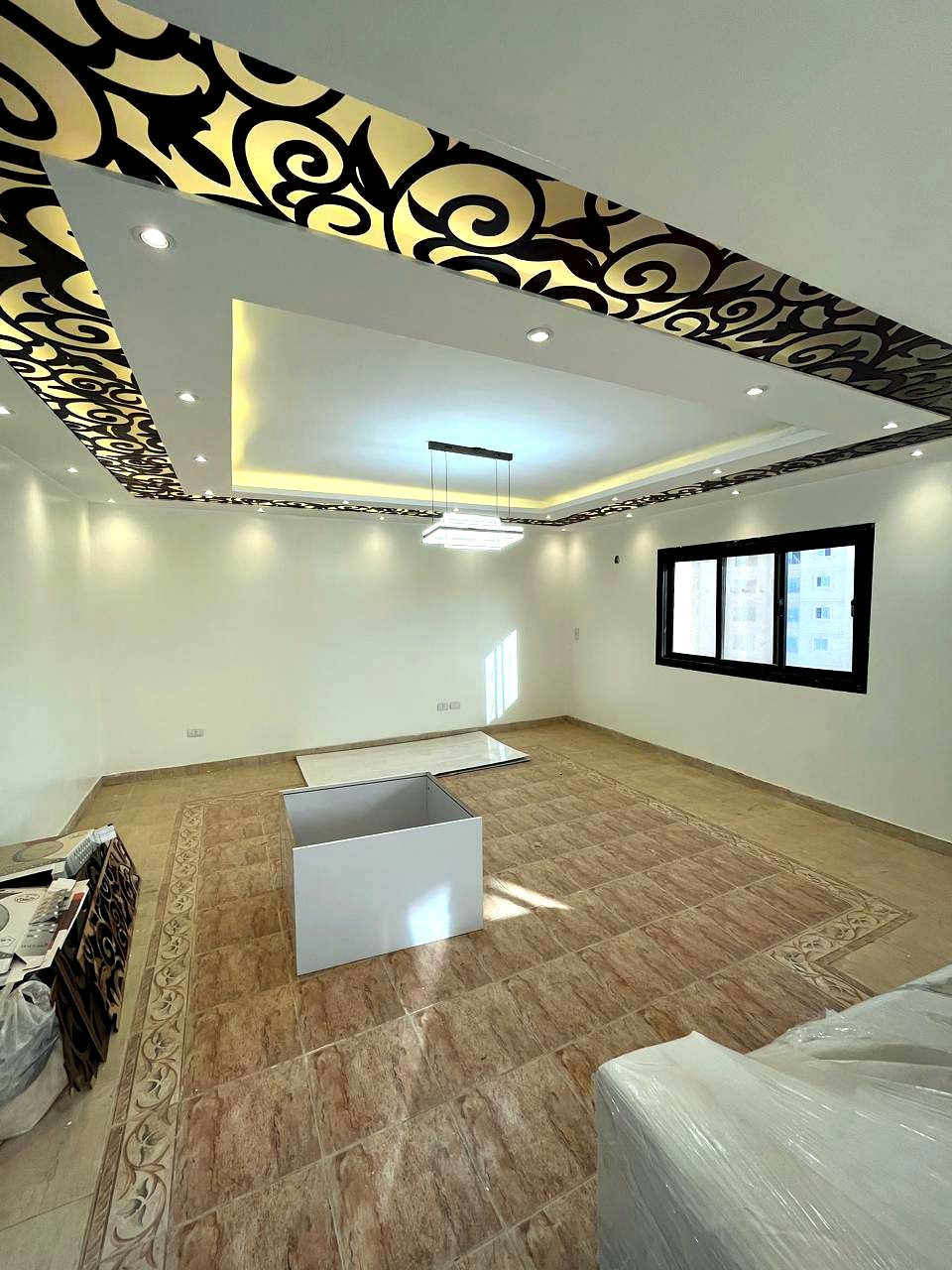 Séjour non meublé avec faux-plafond décoratif