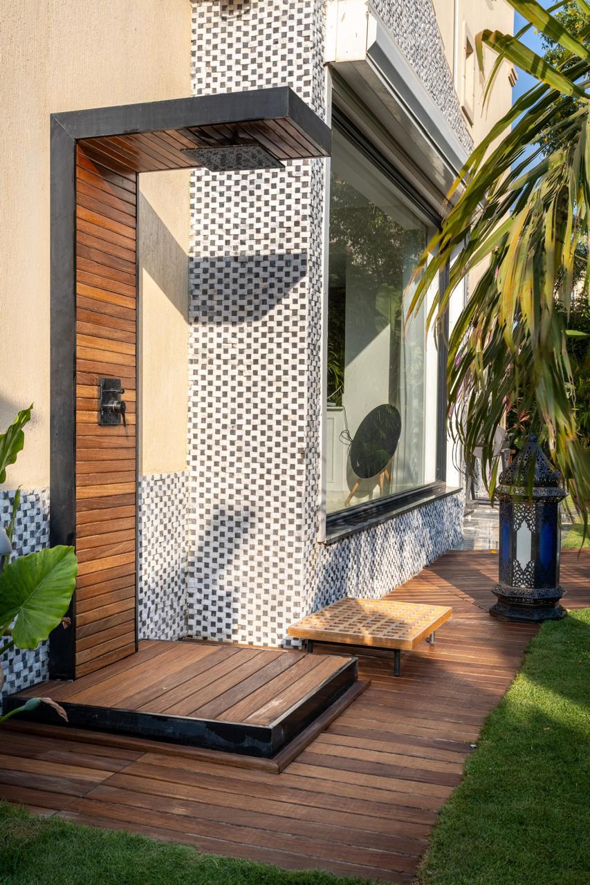 Entrée de villa avec mosaïque et bois exotique